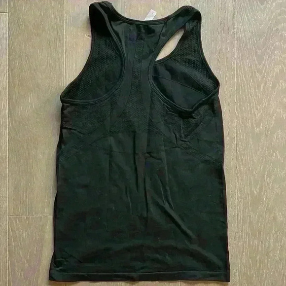 GAP Fit Workout Top - Picture 4 of 5